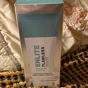 Flawless Body Double Cream - Aqua and White